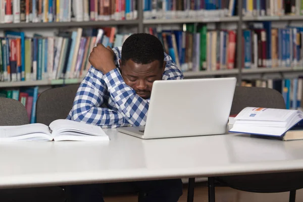 Homme étudiant au collège stressé par ses devoirs — Photo