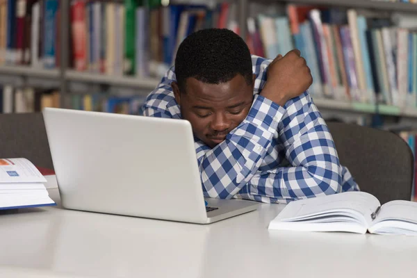 Moe student slapen in bibliotheek — Stockfoto