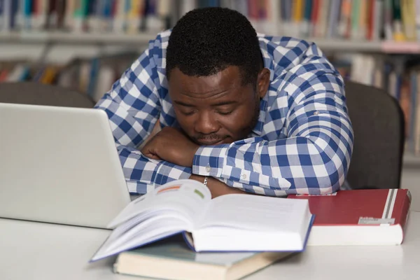 Mannelijke Student slapen In bibliotheek — Stockfoto