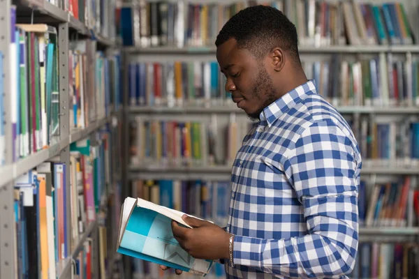 Αρσενικό φοιτητής σε μια βιβλιοθήκη — Φωτογραφία Αρχείου