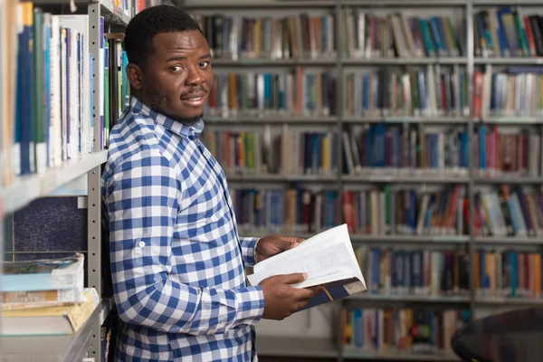 Estudiante universitario masculino en una biblioteca — Foto de Stock