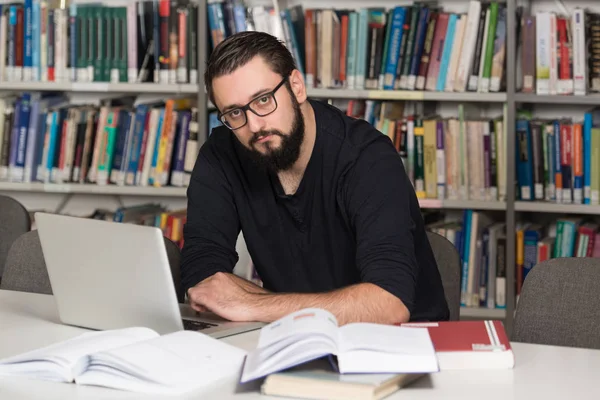 Gelukkig mannelijke Student met Laptop In bibliotheek — Stockfoto