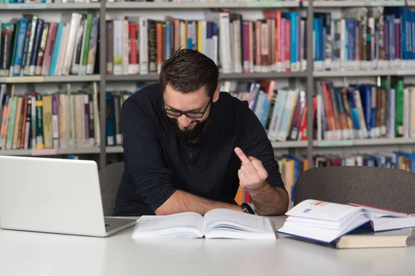 Student Showing Fuck Sign In A Library — Stockfoto