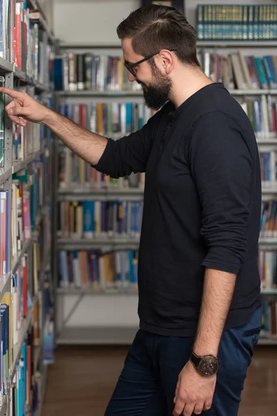 Male College Student In A Library — Stock Photo, Image