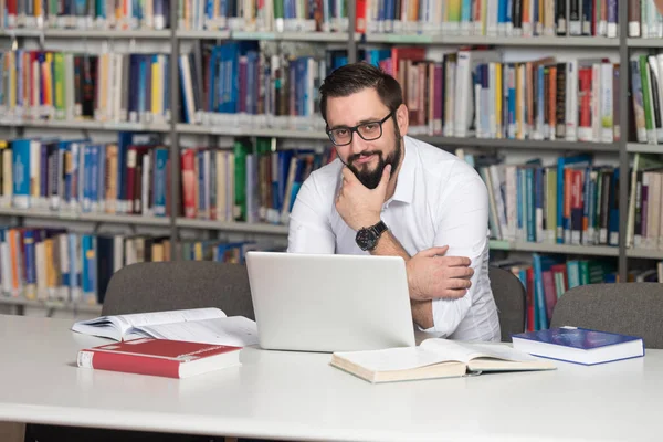 Kütüphane içinde Laptop ile mutlu erkek öğrenci — Stok fotoğraf