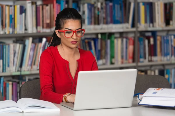 Kütüphane içinde Laptop ile mutlu kız öğrenci — Stok fotoğraf