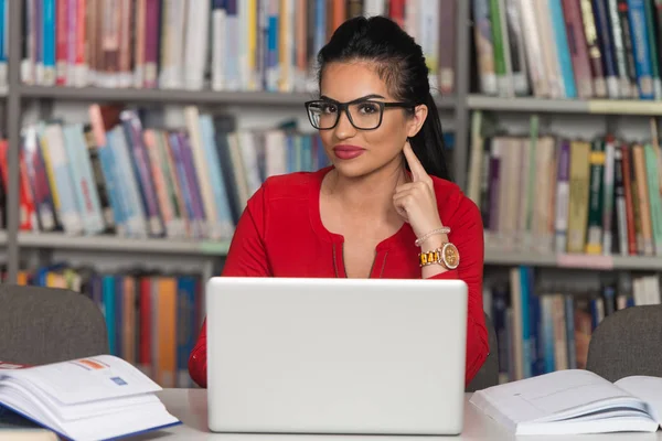 Szczęśliwa kobieta Student z laptopa w bibliotece — Zdjęcie stockowe