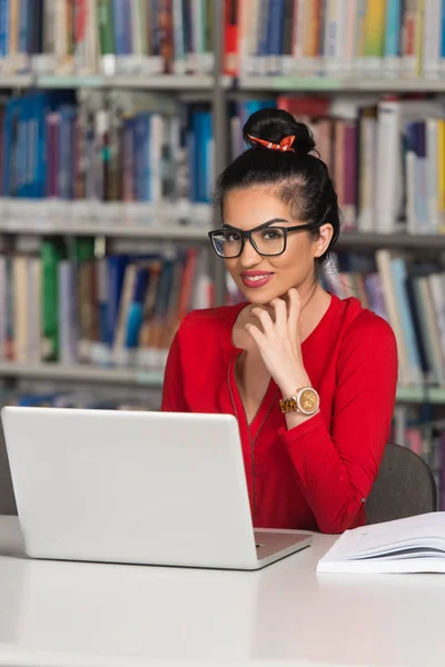 Szczęśliwa kobieta Student z laptopa w bibliotece — Zdjęcie stockowe