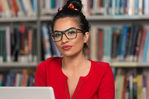 Szczęśliwa kobieta Student praca z laptopem w bibliotece — Zdjęcie stockowe