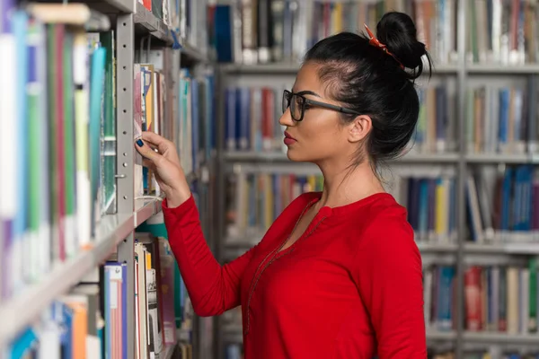 Happy kvinnlig Student med bok i biblioteket — Stockfoto