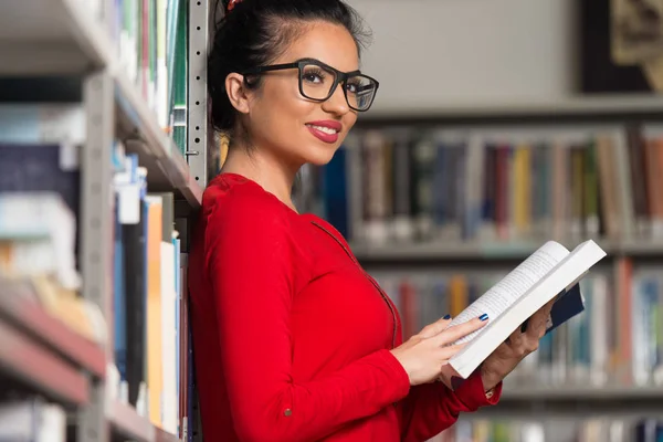 Female College Student In A Library — Stock Photo, Image