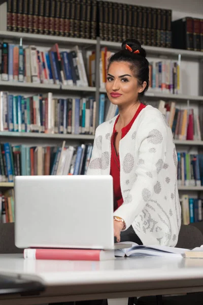 Gelukkig vrouwelijke Student met Laptop In bibliotheek — Stockfoto