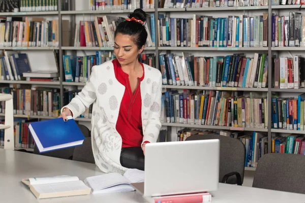 Estudiante confundida leyendo muchos libros para el examen —  Fotos de Stock