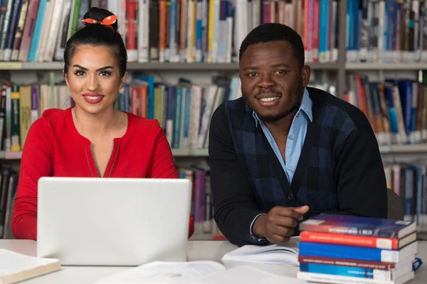 Pessoas estudando em uma biblioteca — Fotografia de Stock