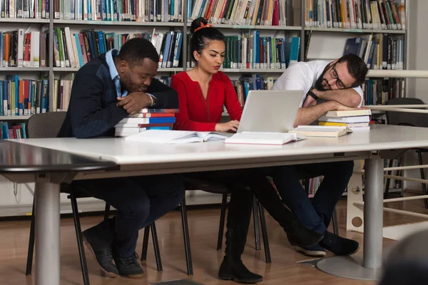 Студенти, які сплять в бібліотеці — стокове фото