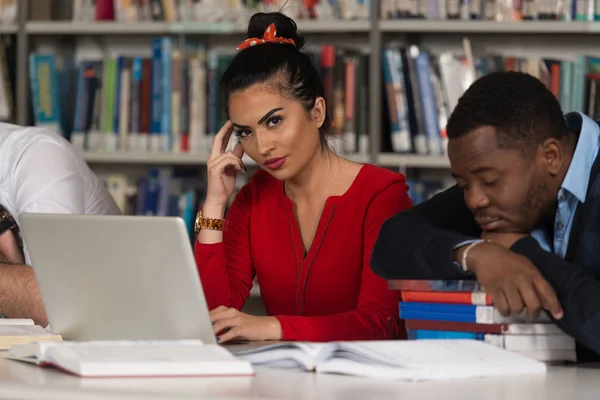 Studenten slapen In bibliotheek — Stockfoto