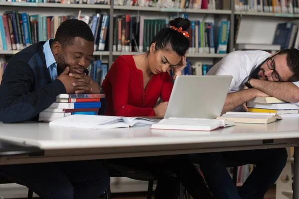 Studenten slapen In bibliotheek — Stockfoto