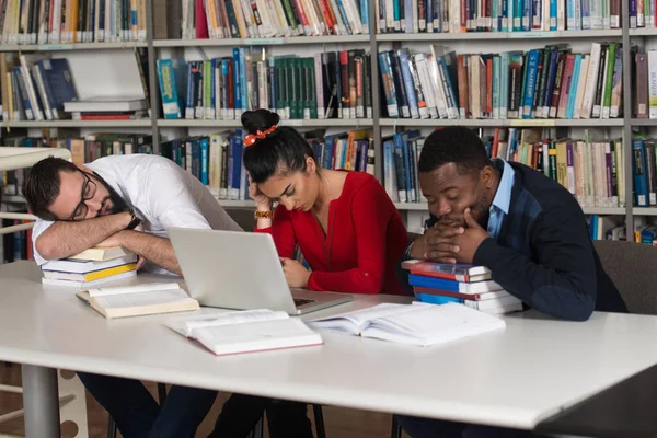Studenten slapen In bibliotheek — Stockfoto