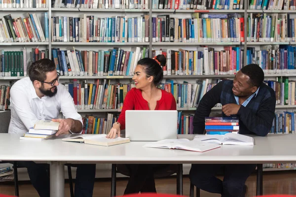 Studenten slapen In bibliotheek — Stockfoto