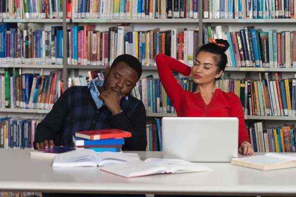 Studenten slapen In bibliotheek — Stockfoto
