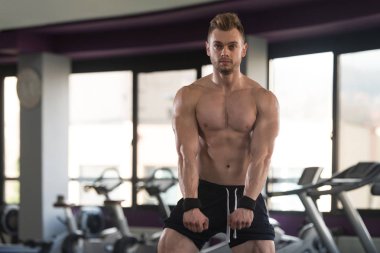 Adam gösteren karın kas