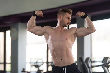 kaslı adam içinde jimnastik salonu kas esneme