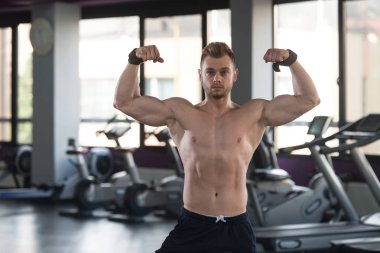 spor salonunda duran ciddi vücut geliştirmeci