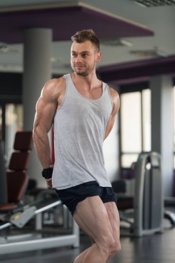 Kaslı erkek fanila içinde jimnastik salonu kas esneme