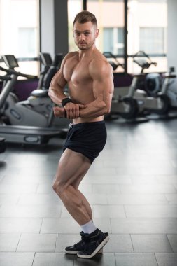 genç vücut geliştirmeci kasların esneme