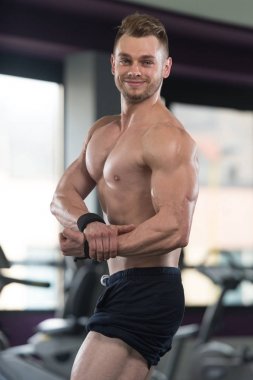 genç vücut geliştirmeci kasların esneme