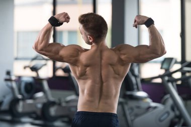 sağlıklı, kaslı, genç bir adam portresi