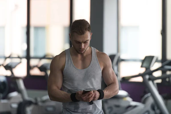 Healthy Man Using Smartphone While Resting — Stock Photo, Image