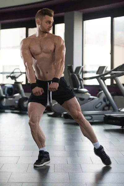 Pria berotot meregangkan otot di gym — Stok Foto