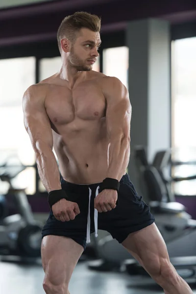 Retrato de un joven musculoso físicamente en forma — Foto de Stock