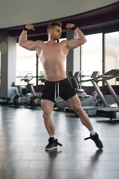 Young Bodybuilder Flexing Muscles — Stok Foto