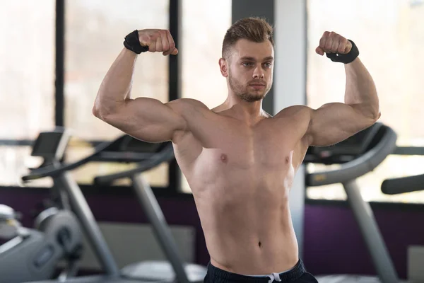 Retrato de um jovem musculoso fisicamente apto — Fotografia de Stock