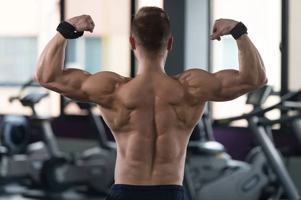 Retrato de um jovem musculoso fisicamente apto — Fotografia de Stock