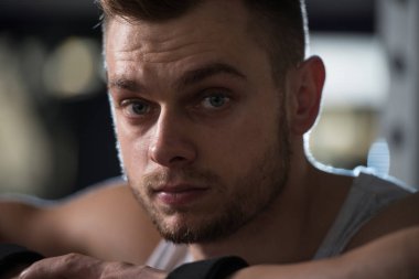 Kaslı adam bankta egzersiz sonrası dinlenme