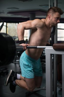 Paralel Bar antreman için Triceps ve göğüs