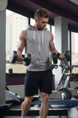 Pazı ile Halter salonunda egzersiz vücut geliştirmeci