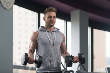 Pazı ile Halter salonunda egzersiz vücut geliştirmeci