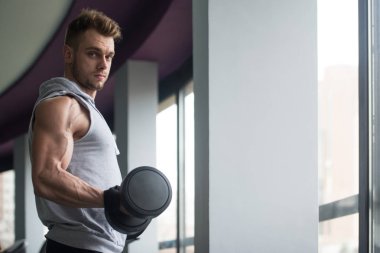 genç adam pazı çalışma