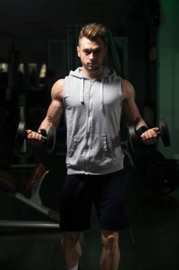 genç adam pazı çalışma