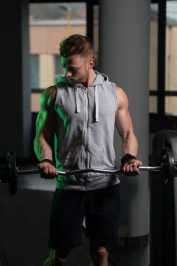 performans pazı vücut geliştirmeci bir barbell ile bukleler