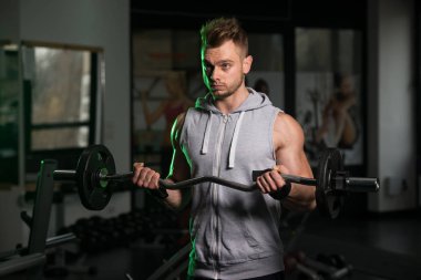 Pazı ile Halter salonunda egzersiz vücut geliştirmeci