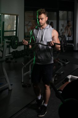 performans pazı vücut geliştirmeci bir barbell ile bukleler