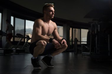 Spor salonu Afther alıştırmada dinlenme çekici genç adam