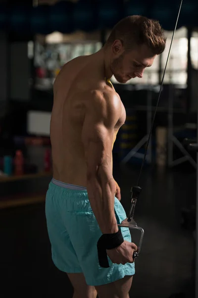 Homem muscular exercitando tríceps — Fotografia de Stock