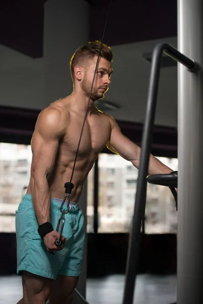 Muscular hombre ejercicio tríceps —  Fotos de Stock