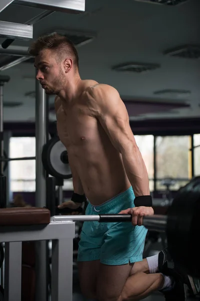 Triceps och bröst motion på Barr — Stockfoto